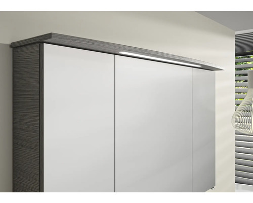 Detailný pohľad na skriňu s osvetlením