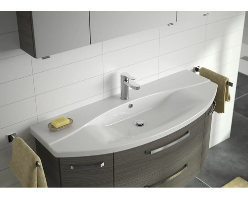 Umývadlo s batériou, uteráky a mydlo v kúpeľni