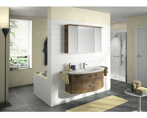 Kúpeľňa s umývadlovou skrinkou, zrkadlovou skrinkou, vaňou a sprchou