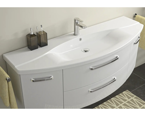 Umývadlo so skrinkou, batériou a kúpeľňovými doplnkami