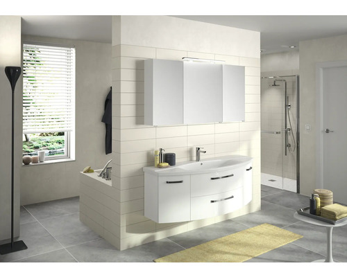 Kúpeľňa s umývadlom, zrkadlovou skrinkou a sprchou.