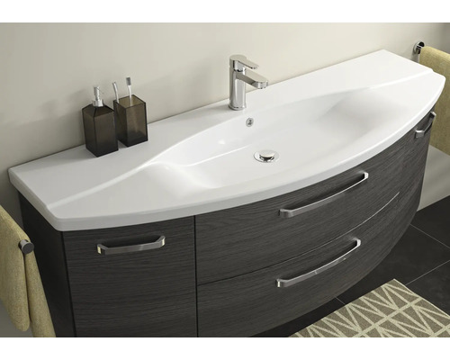 Skrinka pod umývadlo s umývadlom, batériou a dvoma zásuvkami v kúpeľni