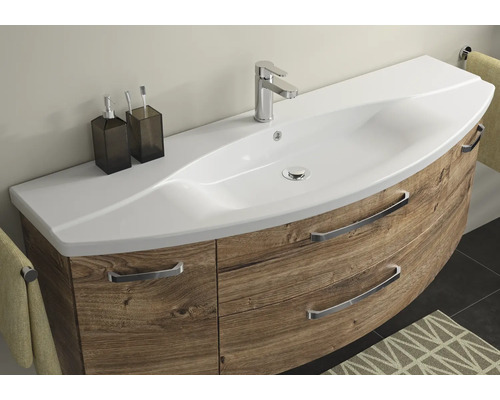 Umývadlová skrinka s umývadlom, batériou a dvoma zásuvkami vo vzhľade dreva.