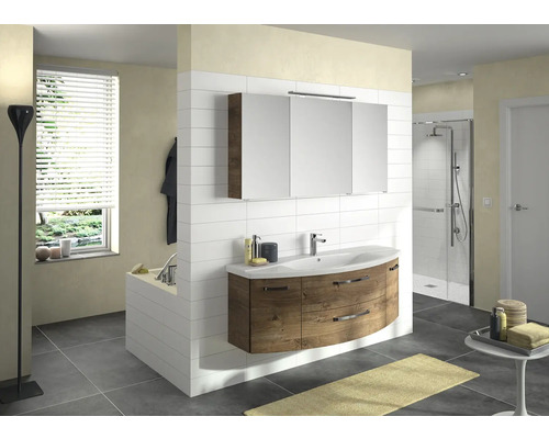 Svetlá kúpeľňa s umývadlovou skrinkou, zrkadlovou skrinkou a sprchou