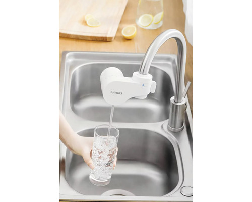 Vodovodný filter Philips na dreze plní pohár vodou