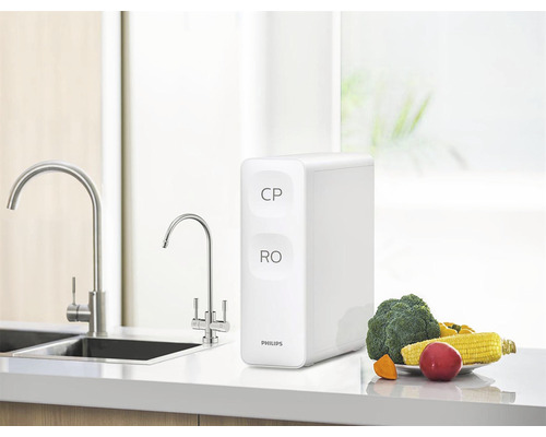 Vodný filter Philips na kuchynskej linke so zeleninou a vodovodnými kohútikmi