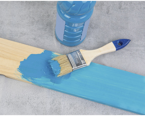 Drevená doska natretá farbou a štetcom