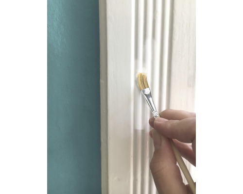 Natieranie profilovanej lišty štetcom