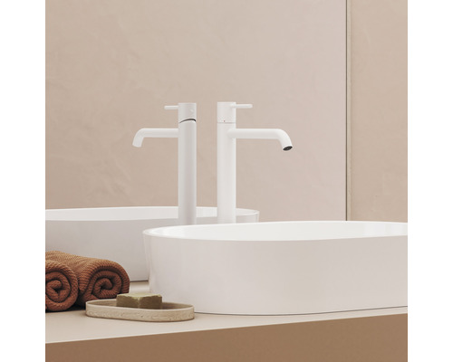 Kúpeľňová scéna s dvoma umývadlami a vodovodnými batériami