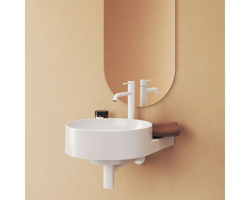 Moderný interiér kúpeľne s okrúhlym umývadlom, batériou a zrkadlom