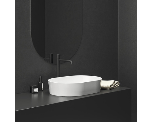 Moderná kúpeľňa s umývadlom na dosku, batériou a zrkadlom