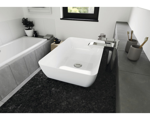 Kúpeľňa s umývadlom na dosku, batériou a vaňou