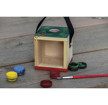 Dekoratívny drevený domček s držadlom, farbami a štetcom na individuálny dizajn