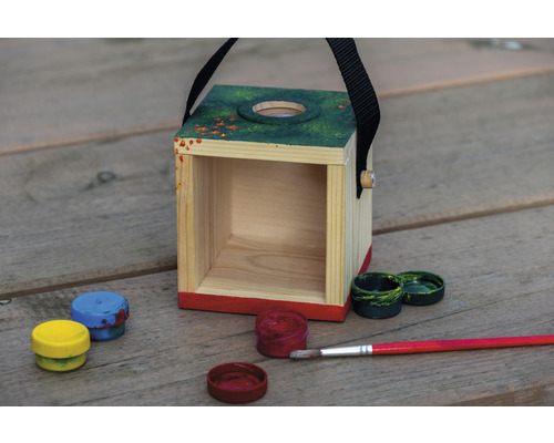 Dekoratívny drevený domček s držadlom, farbami a štetcom na individuálny dizajn