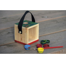 Drevená vtáčia búdka s rúčkou, farbami a štetcom