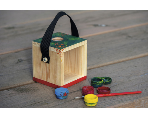 Drevená vtáčia búdka s rúčkou, farbami a štetcom