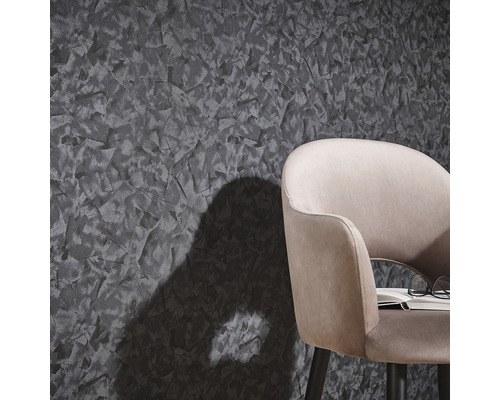 Detailný záber nástennej tapety s abstraktnou textúrou a časťou stoličky