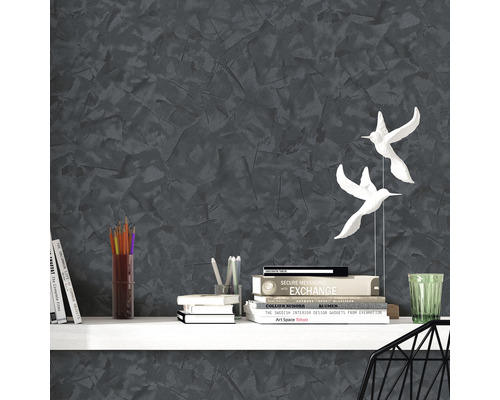 Dekoratívny interiér so sivým dizajnom stien, knižnicou a dekoráciami