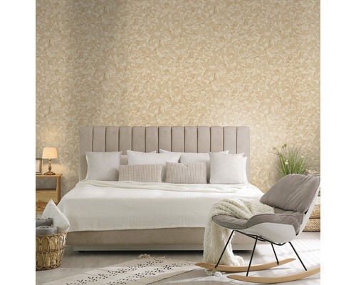 Spálňa s posteľou, vankúšmi, prikrývkou, kreslom a dekoratívnou nástennou maľbou