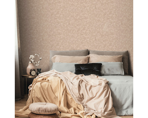 Spálňa s posteľou a vzorovanou nástennou tapetou