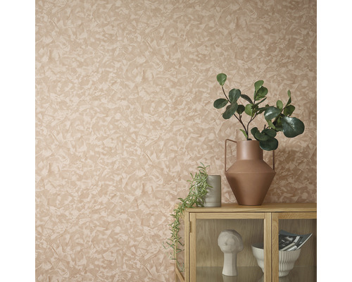 Dekoratívna stena s omietkovou štruktúrou nad príborníkom s vázami a dekoráciami