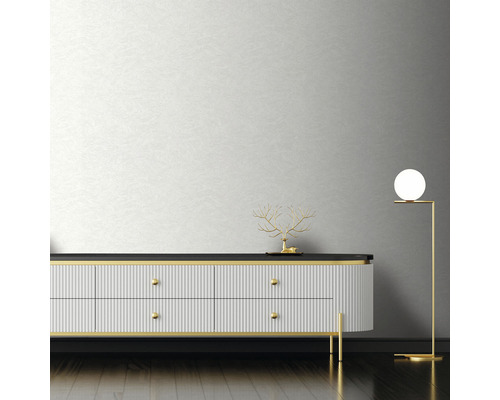 Obývacia izba s nízkou skrinkou, stojacou lampou a dekoráciou