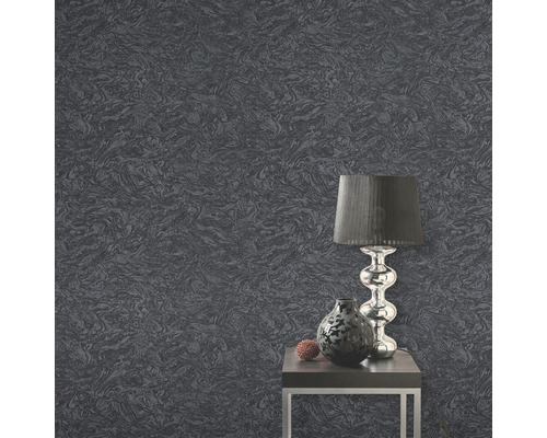 Detail šedej tapety so vzorom, stolík, lampa a váza