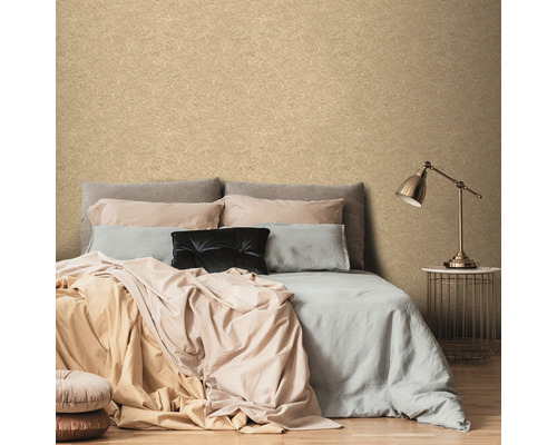 Spálňa so vzorovanou tapetou, posteľou, nočným stolíkom a lampou