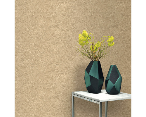 Detail steny s tapetou so vzorom a dvoma dekoratívnymi vázami na stole.