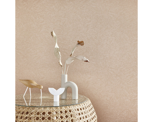 Dekoratívna tapeta s mramorovým vzorom, kombinovaná so stolom s dekoráciou