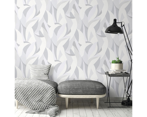 Obývacia izba so vzorovanou tapetou, sedacím nábytkom a stojacou lampou