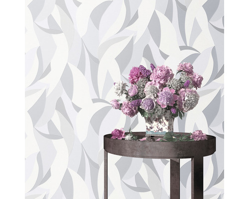 Tapeta s kvetinovým vzorom a stôl s kyticou kvetov