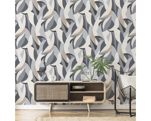 Obývacia izba s tapetou so vzorom, komodou a stoličkou