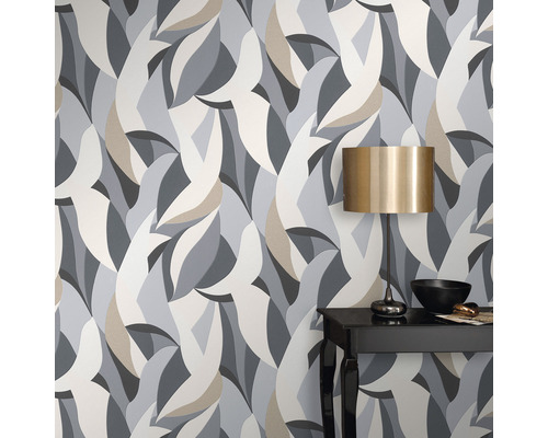 Obývacia izba s grafickou tapetou a stolom s lampou