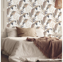 Spálňa s kvetinovou tapetou a posteľnou bielizňou