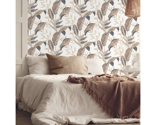 Spálňa s kvetinovou tapetou a posteľnou bielizňou