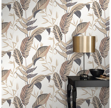 Tapeta s kvetinovým vzorom a stôl s lampou