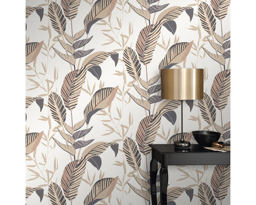 Tapeta s kvetinovým vzorom a stôl s lampou