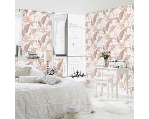 Svetlá spálňa s posteľou, oknom a tapetou s kvetinovým vzorom