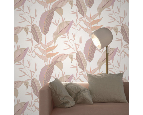 Obývacia izba so vzorovanou tapetou s listami, lampou a pohovkou