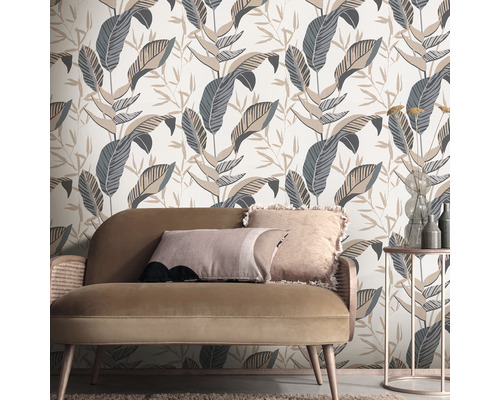 Pohľad na izbu s pohovkou pred vzorovanou tapetou s rastlinnými motívmi