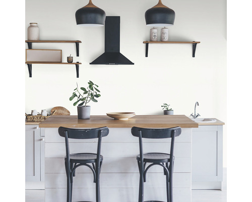 Kuchynská scéna s digestorom, policami, závesnými svietidlami a kuchynským ostrovom s barovými stoličkami.