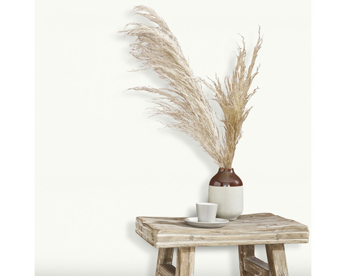 Dekoratívna scéna s vázou, sušenými kvetmi, šálkou a stoličkou