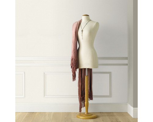 Krajčírska figurína so šálom a náhrdelníkom