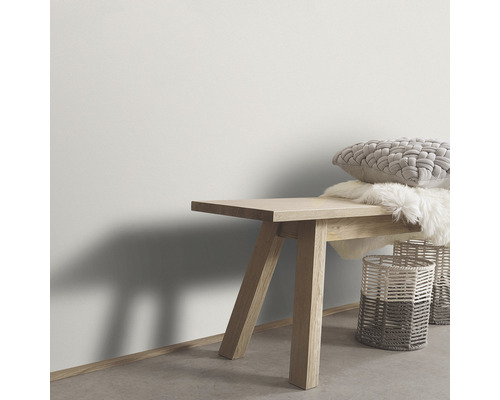 Svetlý interiér s drevenou stoličkou, vankúšom a košíkmi