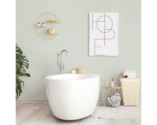 Kúpeľňa s voľne stojacou vaňou, nástennou policou, dekoráciou a košom na bielizeň