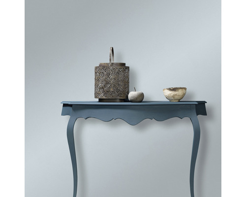 Dekoratívny stôl s lampášom, ozdobnou misou a dekoráciou