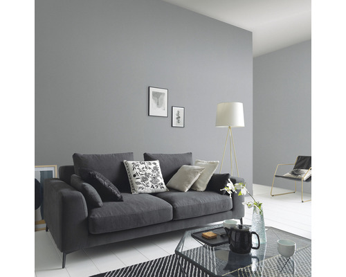 Obývacia izba s pohovkou, stojacou lampou a konferenčným stolíkom