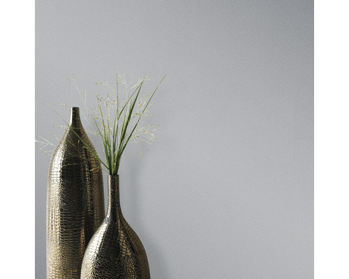 Detail šedej štruktúrovanej tapety s dvoma vázami