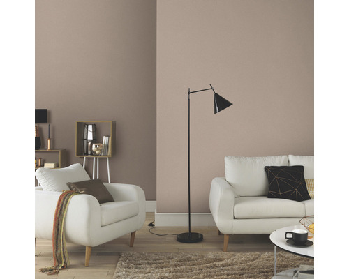 Obývacia izba s jednofarebnou tapetou, pohovkou, kreslom a stojacou lampou pre útulnú atmosféru